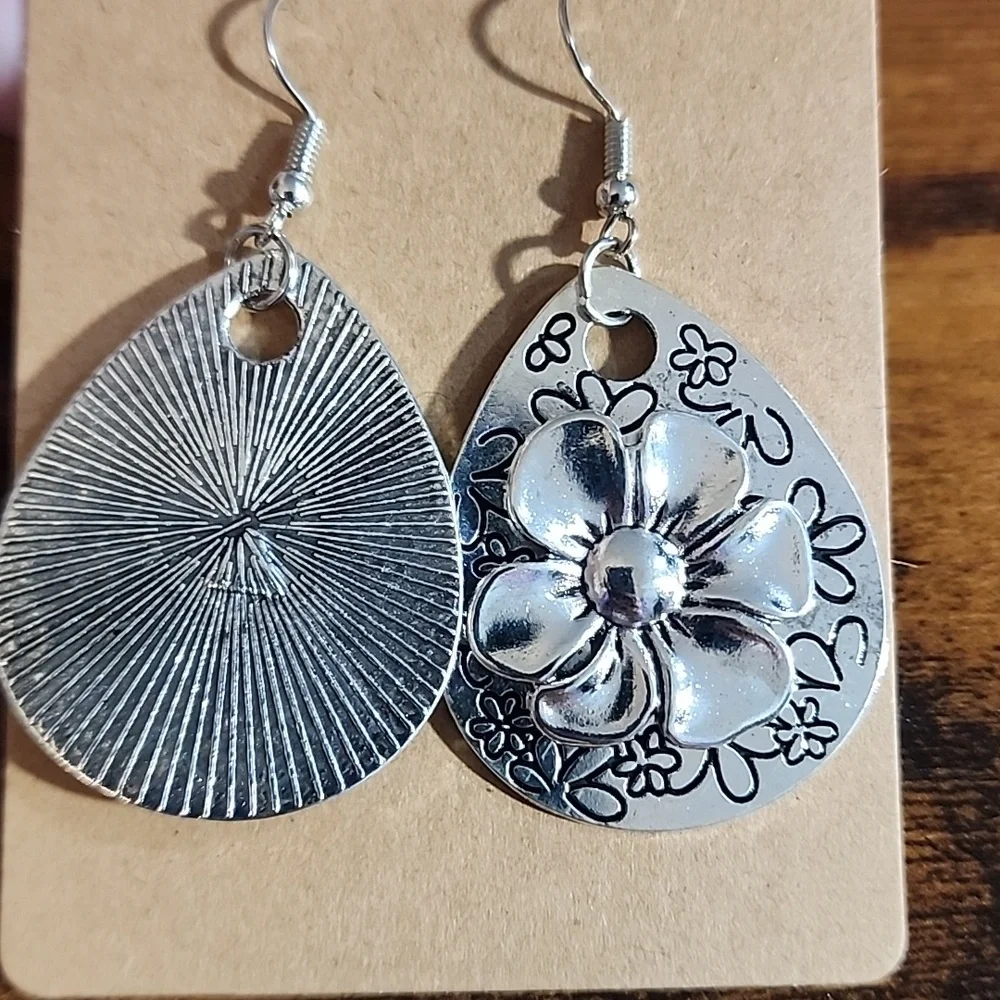 Creative Retro Engraved Three-dismensional Flower Pendant Earrings For Women